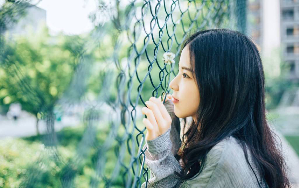 “那庞统真的如此厉害？”马谡疑惑的看向诸葛亮，庞统的名字他自然也听过，随着庞统出仕吕布，一些黑历史也渐渐被挖出来，那对于荆襄世家来说，并不是一件好事，当初庞统初出茅庐，欲见刘表，却因为长得太丑，连刘表的面都没有见到，恰逢吕玲绮在荆州横行，被蔡瑁所困，正是因为庞统相助，才得以脱困，然后不知怎么的，就跑去了西域，创下了不小的功业，而后在冀州时正式效忠吕布，助吕布推广均田，也是从那时候开始，荆州庞家，因为庞统的原因开始遭到排斥，声势大不如前，这两年更是销声匿迹。
